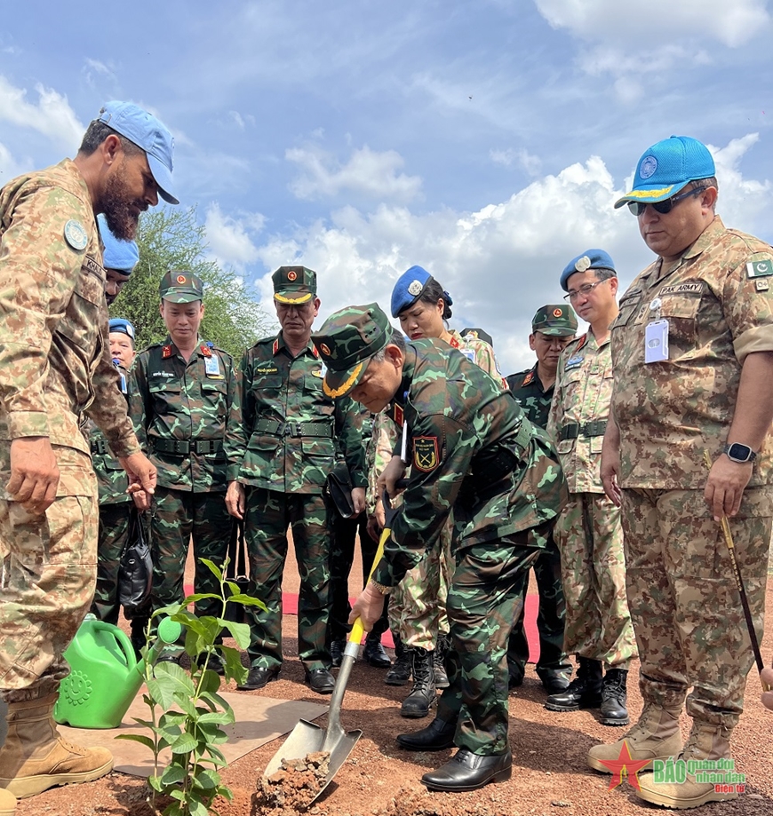 View - 	Trung tướng Phạm Trường Sơn thăm Tiểu đoàn Bộ binh Pakistan tại UNISFA